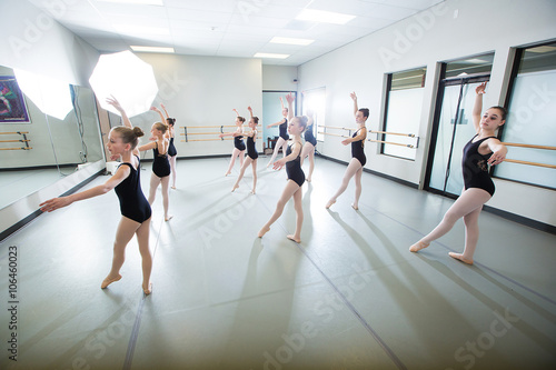 Fototapeta Naklejka Na Ścianę i Meble -  Ballet Dance Class