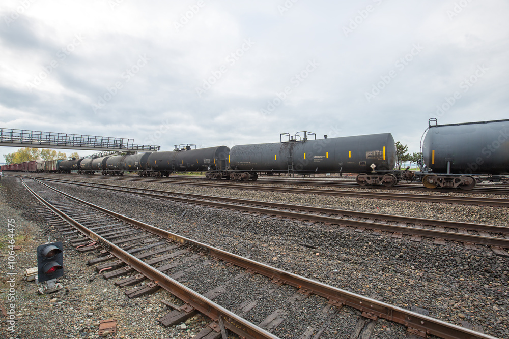 Obraz premium oil tank train and railways in portland in cloudy sky