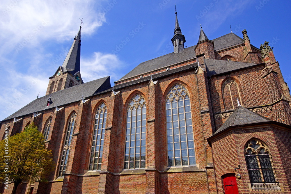 Kath. Pfarrkirche St.Peter + Paul in STRAELEN ( Niederrhein )