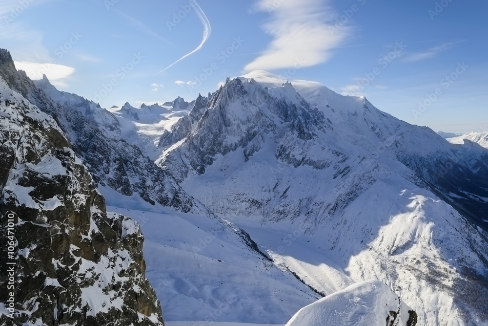 Fototapeta premium Snow-covered Alpine Slopes. La vallée blanche
