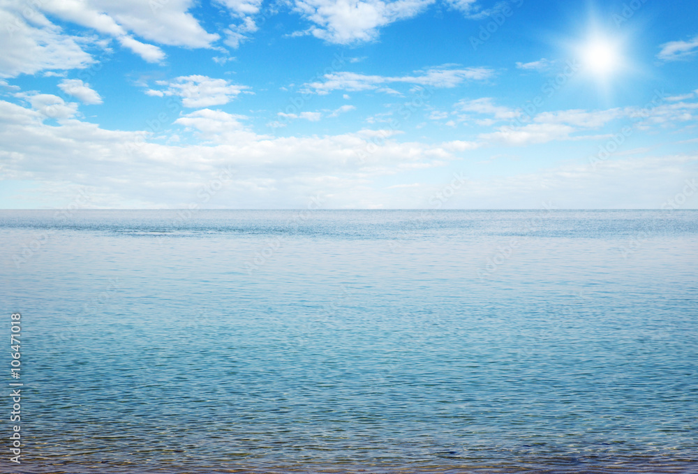 Obraz premium Beautiful sky and blue sea