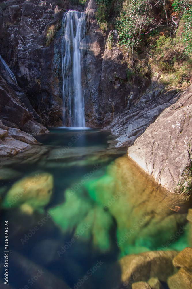 Naklejka premium Cascata do Arado, Parque Nacional do Gerês.