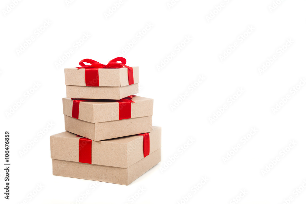 Obraz premium Gift box wrapped in recycled paper with red ribbon 