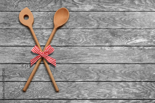 Kochlöffel auf Holzhintergrund
