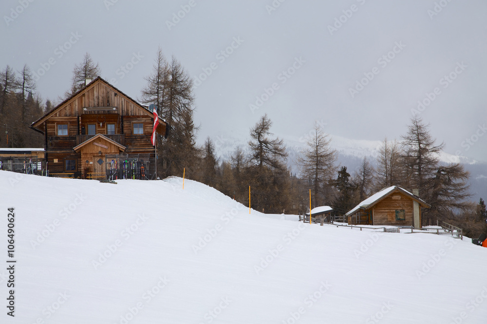 Skihütte im Schnee