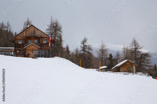 Skihütte im Schnee © dola710