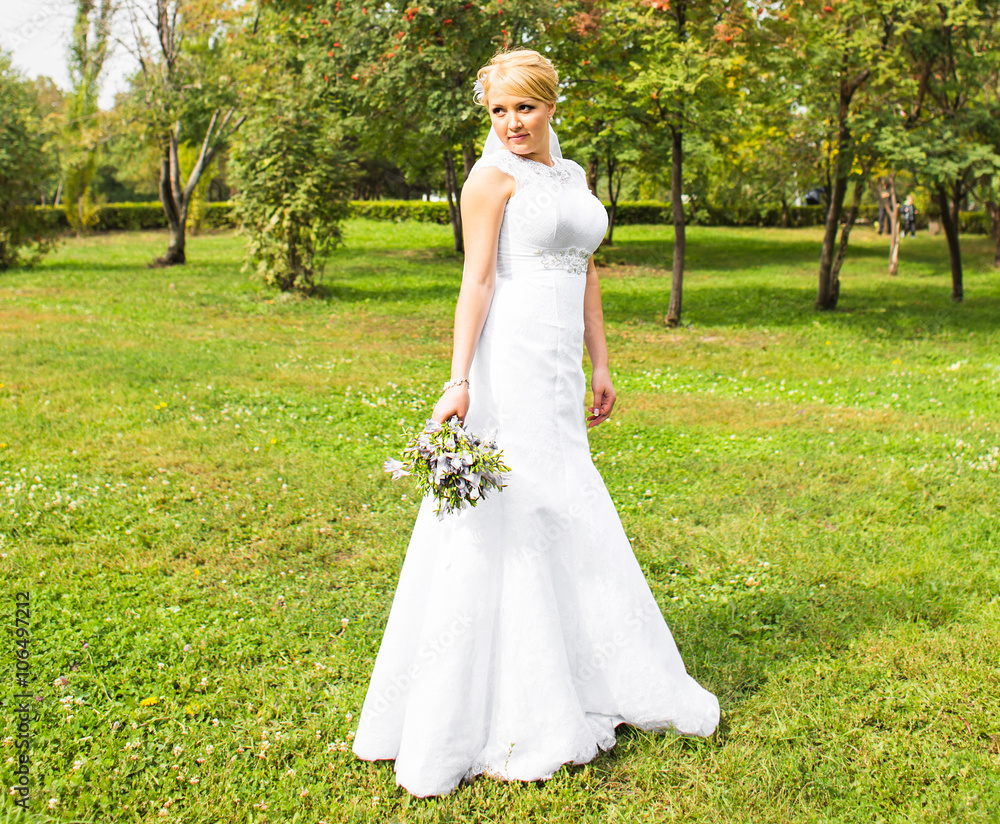 Beautiful bride posing in her wedding day