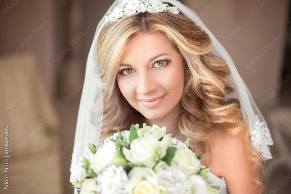 Naklejka premium Wedding portrait Beautiful bride girl with long wavy hair and ma