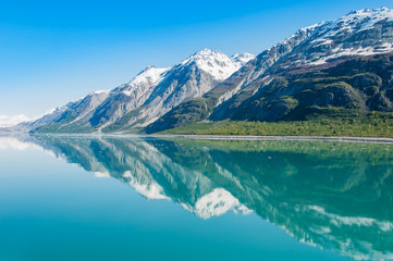 Handdoek met foto Gletsjers Mountains reflecting in still water, Glacier Bay National Park, Alaska, United States  © grinder82