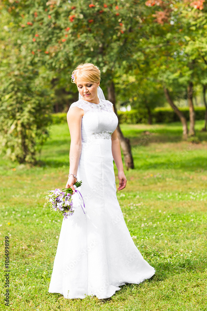 Beautiful bride posing in her wedding day