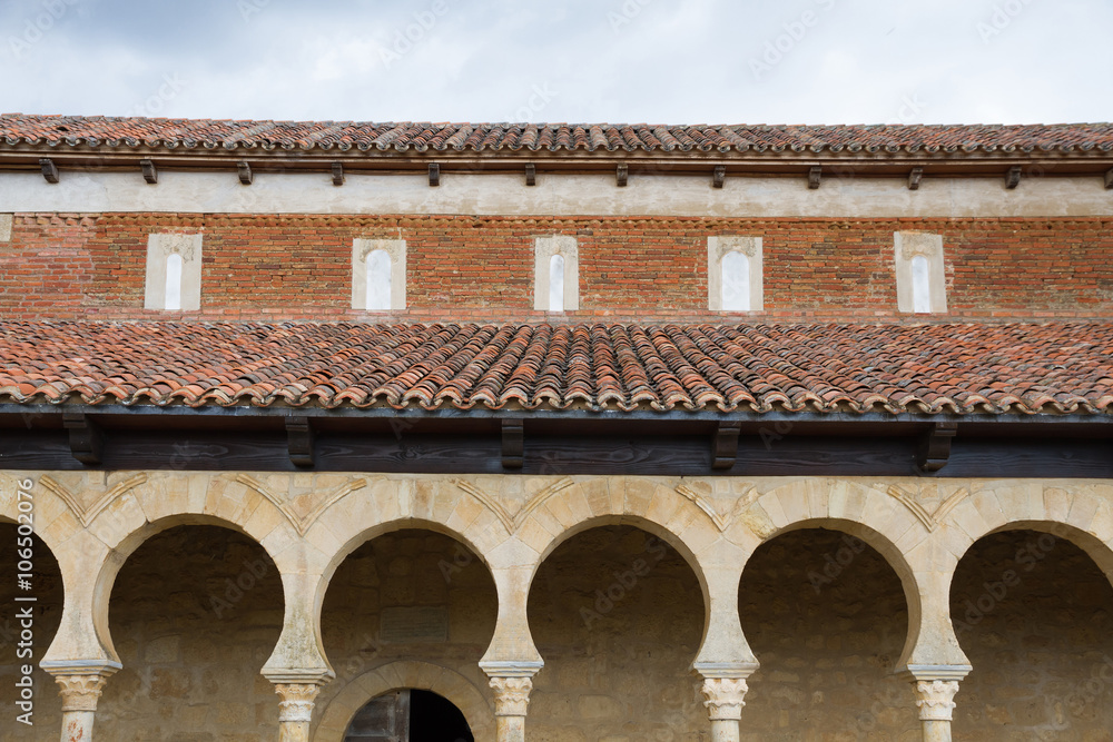 Monasterio de San Miguel de Escalada - Arcos exteriores del portico de  la Iglesia mozarabe del Monasterio de San Miguel de Escalada del Siglo X en Leon España 