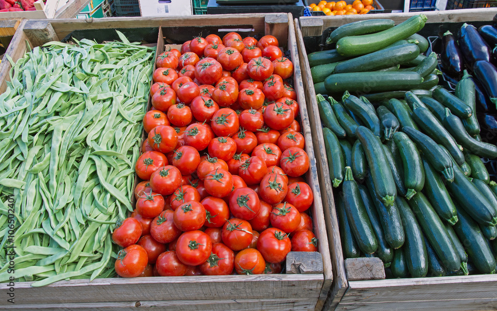 Detalle de Verduras en el Mercado - Cajones de madera con verduras y hortalizas expuestas en un mercado al aire libre (  tomates, calabacines, berenjenas, alubias, vainas )
