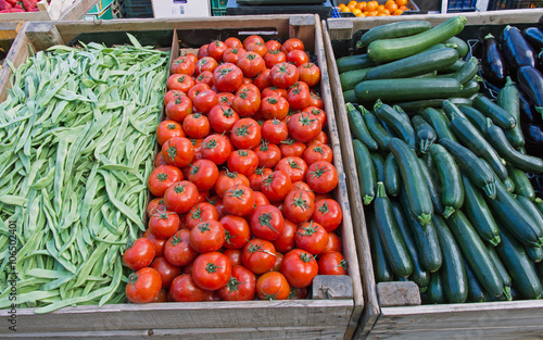 Detalle de Verduras en el Mercado - Cajones de madera con verduras y hortalizas expuestas en un mercado al aire libre (  tomates, calabacines, berenjenas, alubias, vainas )
