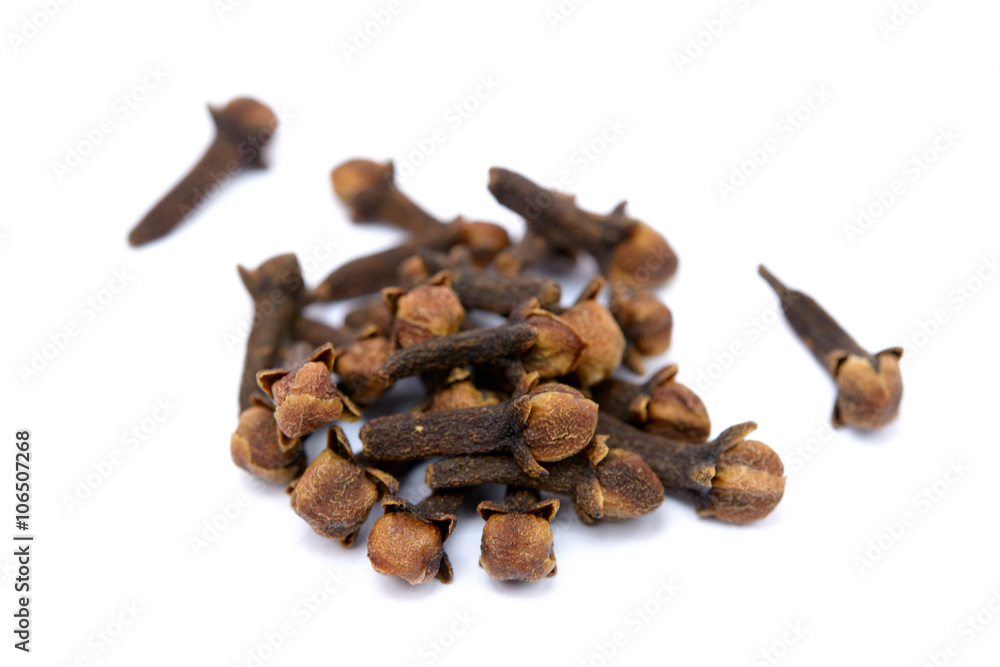Obraz premium Fragrant spices cloves isolated on white background