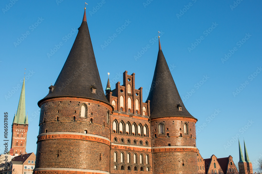 Holstentor im Sonnenuntergang Lübeck Schleswig-Holstein