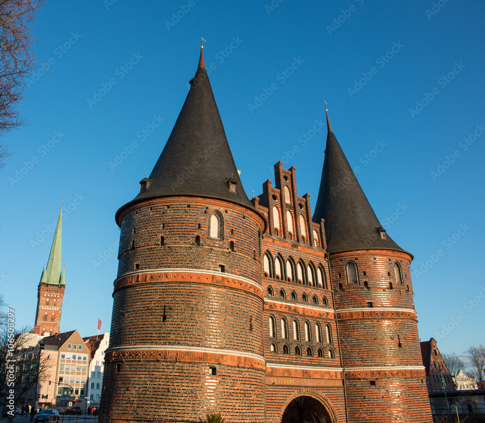 Holstentor im Sonnenuntergang Lübeck Schleswig-Holstein Holstentor im Sonnenuntergang Lübeck Schleswig-Holstein