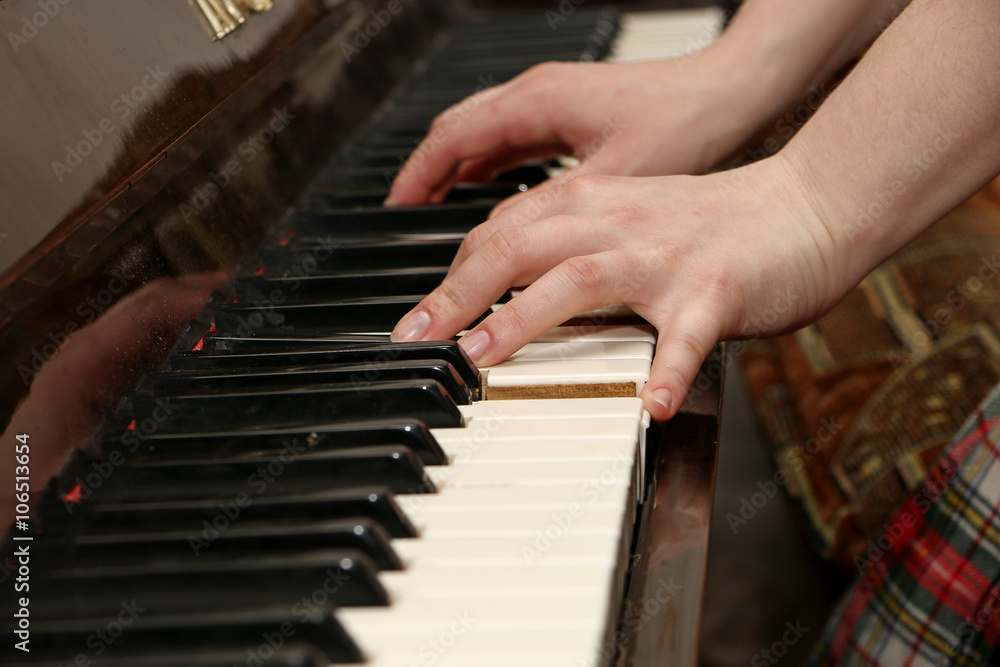 Девушка играет на пианино 
