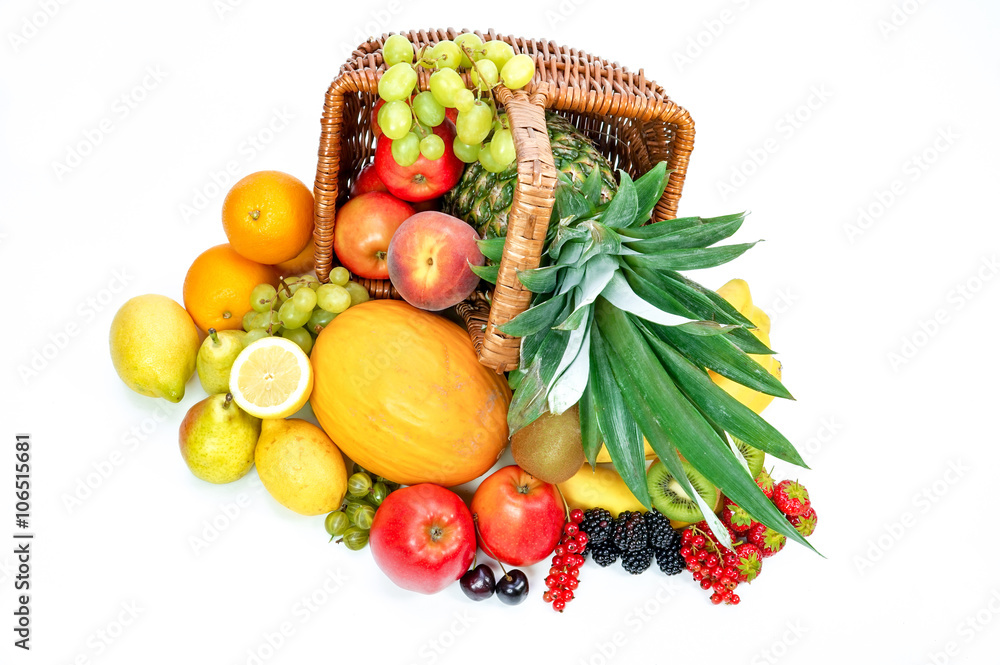 Obstkorb mit verschiedenen Früchten, freigestellt Obstkorb mit verschiedenen Früchten, freigestellt