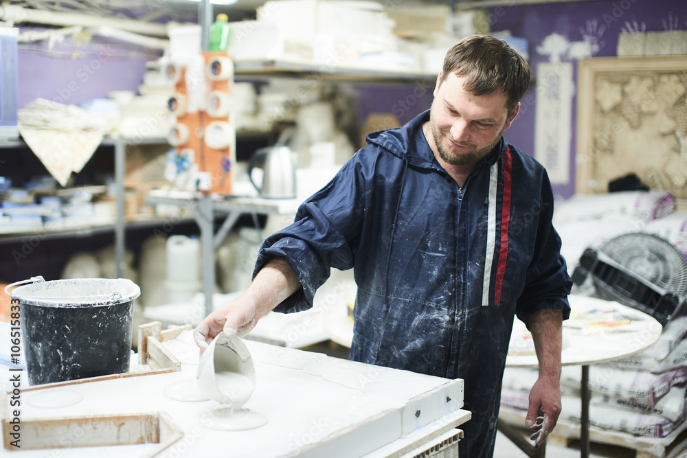 Master in the production process of gypsum products handmade Master in the production process of gypsum products handmade