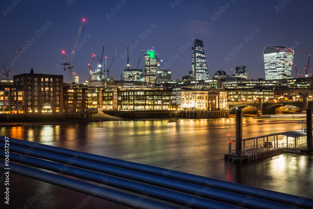 River Thames, Millennium Bridge bei Nacht - London, England, Europa