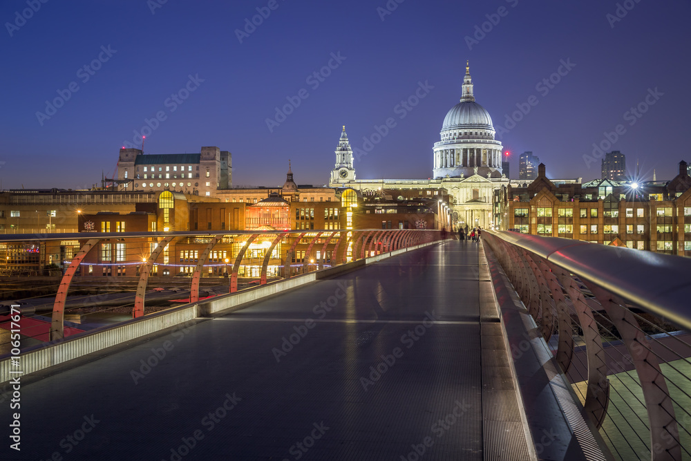 River Thames, Millennium Bridge und St. Paul's Cathedral bei Nacht - London, England, Europa