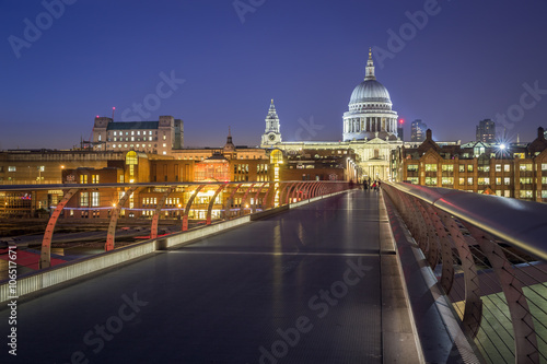 Fototapeta Naklejka Na Ścianę i Meble -  River Thames, Millennium Bridge und St. Paul's Cathedral bei Nacht - London, England, Europa