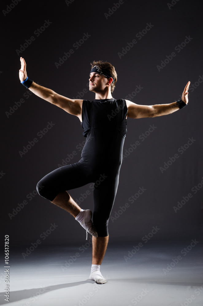 Obraz premium Young man training for ballet dances