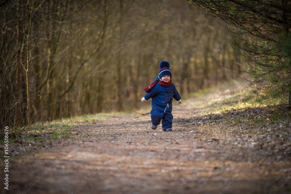 Naklejka premium Caucasian boy playing outdoor at springtime