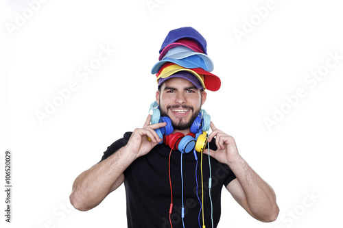 Junger Mann mit bunten Basecap und Kopfhörer lacht