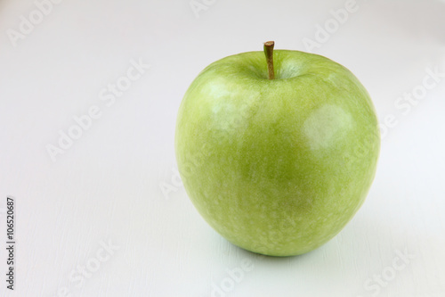 green apple on the table/green apple on the table