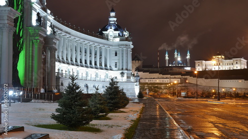 Дворец Земледельцев Казань с видом с боку на Казанский Кремль и мечеть Кул-Шариф