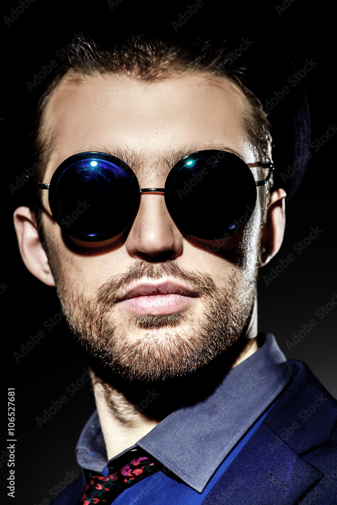 Obraz premium man in round glasses