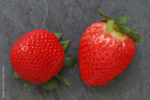 Obraz na plátně Deux fraises sur une ardoise