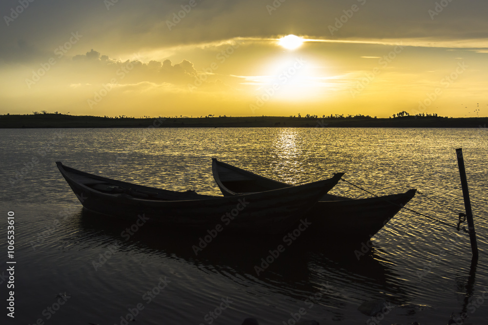Fototapeta premium Canoas ao por do sol