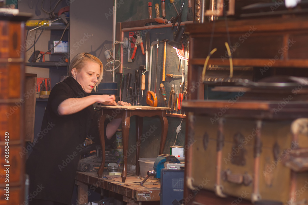 Fototapeta premium woman restoring table