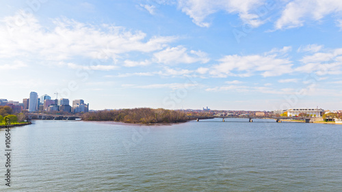 Cuadro en lienzo Panoramic view over Potomac river in Washington DC