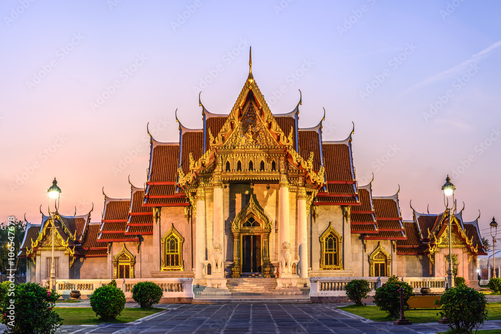 Fototapeta premium Wat Benchamabophit, słynna świątynia publiczna w Bangkoku w Tajlandii.