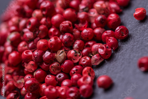 Obraz na płótnie Heaps of pink pepper on a wooden table w salonie