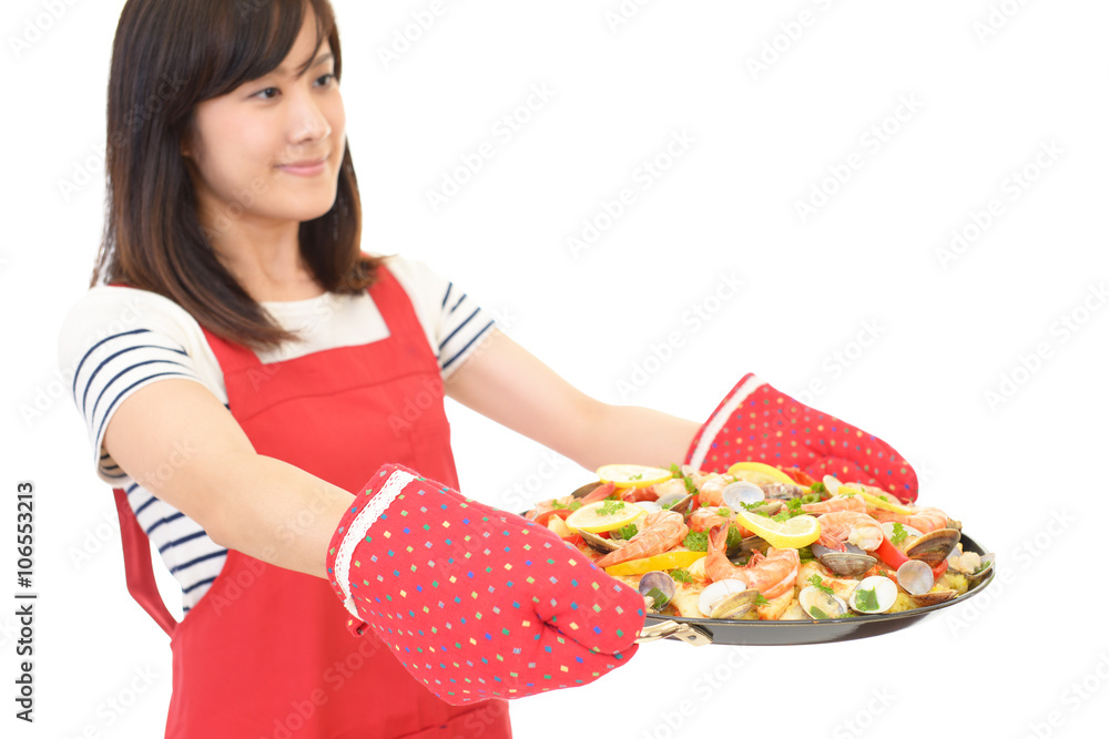 料理を楽しむ女性