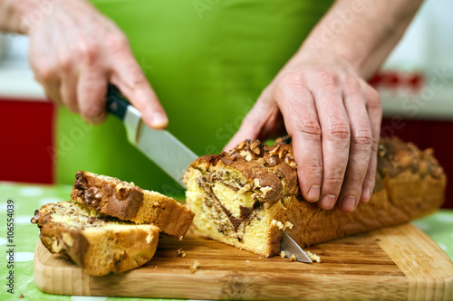 Cook slicing bun