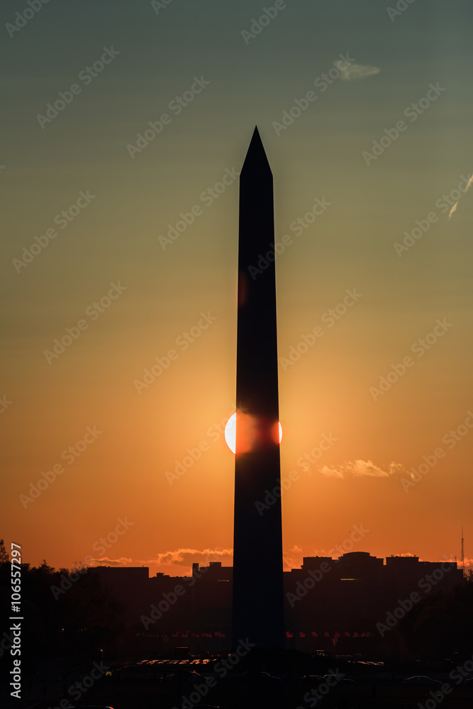 ワシントン記念塔の夕日　/ ワシントン記念塔の向こうに夕日が隠れて反対側に少し顔をだしたところです