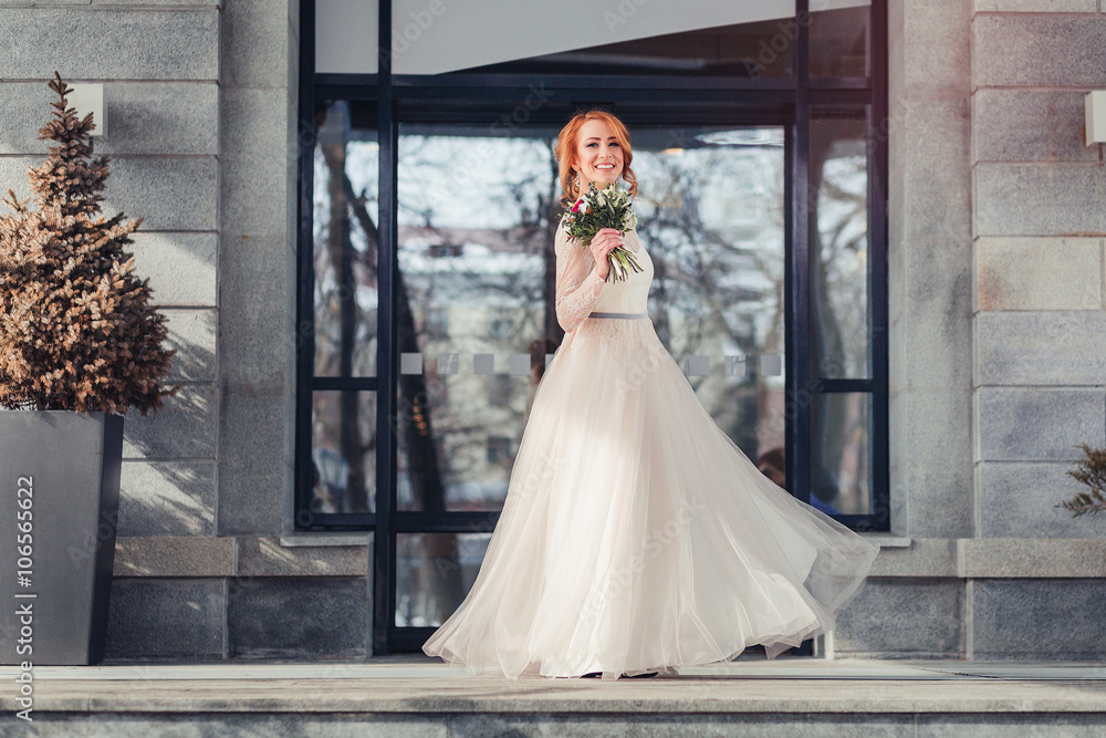 Fotografie nevěsta s kytice točí venku