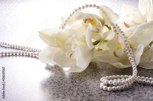 白い蘭と真珠