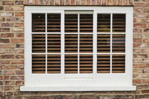 Φωτογραφία wooden sash window in a brick wall