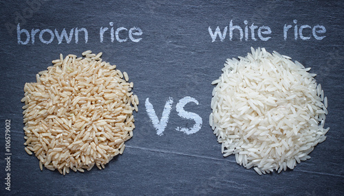 Valokuva Brown rice vs white rice contest