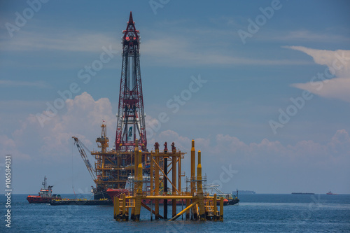 Oil rig lifting © kithanlea