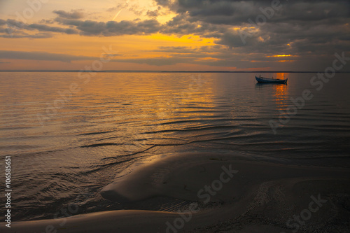 Fotografie Pastelowy zachód / Sunset wit a boat