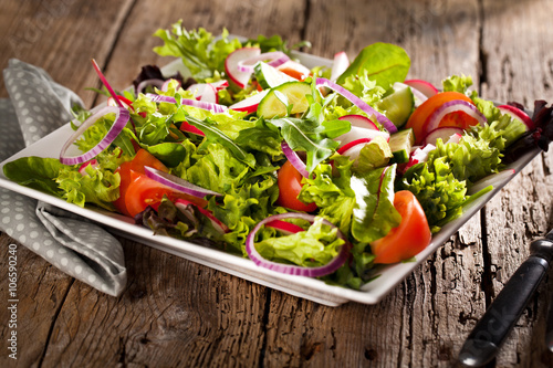 Frischer Salat mit verschidenen Zutaten