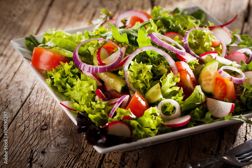 Fotografia Frischer Salat mit verschidenen Zutaten