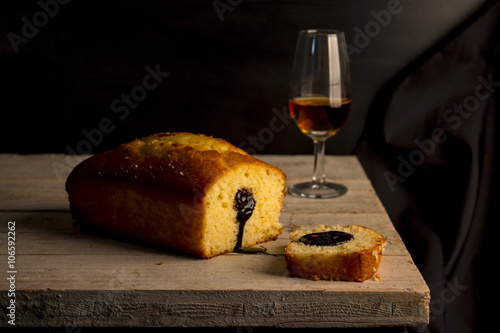 Fotografiet Sponge cake with chocolate and sherry wine